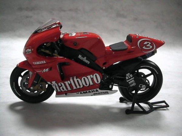 Yamaha YZR-M1 Marlboro 1/12スケールモデル タミヤ 1/12 オートバイシリーズ ヤマハ YZR-M1 '04 No.7/No.33